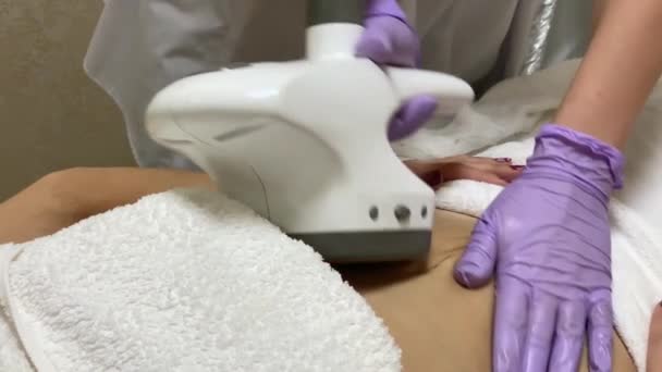 Hudvård. Kosmetolog gör en kvinna LPG massage på magen — Stockvideo