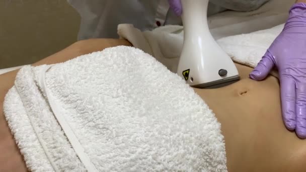 Cuidado com a pele. Cosmetologist faz uma mulher lpg massagem no estômago — Vídeo de Stock