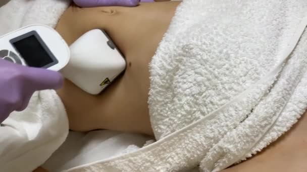 Hautpflege. Kosmetologe macht eine Frau lpg Massage auf dem Bauch — Stockvideo