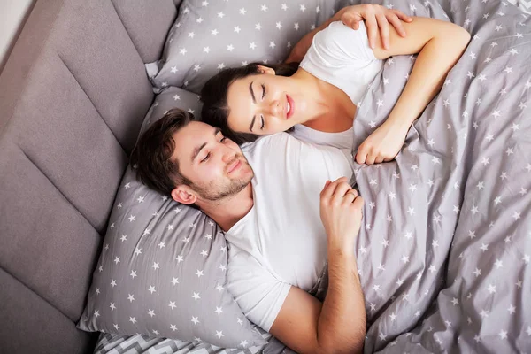 Un couple heureux qui s'amuse au lit. intime sensuel jeune couple dans chambre à coucher profiter de l 'autre — Photo