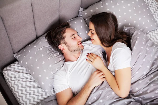 Happy par ha kul i sängen. Intim sensuell ungt par i sovrummet njuter av varandra — Stockfoto
