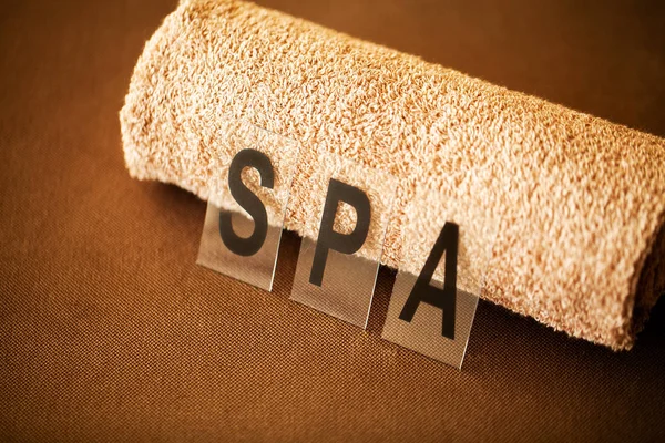 Chocolate Spa. Composition serviette brune dans la chambre d'hôtel de traitement spa . — Photo