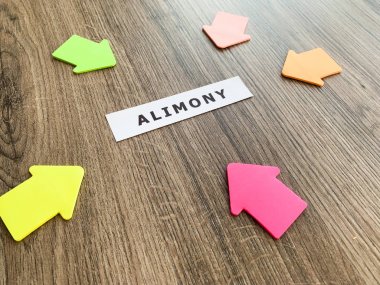 Boşanma ve ayrılık konsepti. Nafaka beyaz kart üzerine yazılmış.