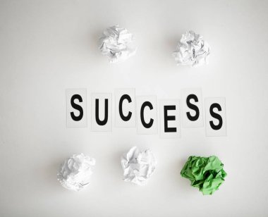 Başarı kelimesi beyaz masaya yazılmıştır. Kopyalama alanı