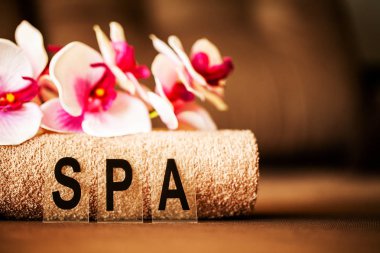 Çikolatalı Spa. Spa tedavi otel odasında Kompozisyon kahverengi havlu.