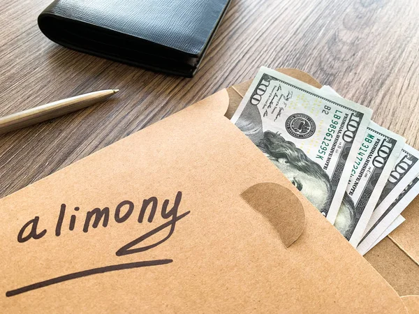 Concepto de divorcio y separación. Armonía escrita en un sobre con dólares . — Foto de Stock