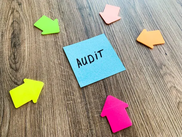 Bâton de papier avec mots audit sur bureau — Photo