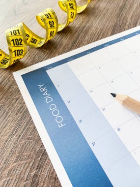 Diyet planı kavramı. Ahşap arka planda bant ve diyet planının ölçülmesi.