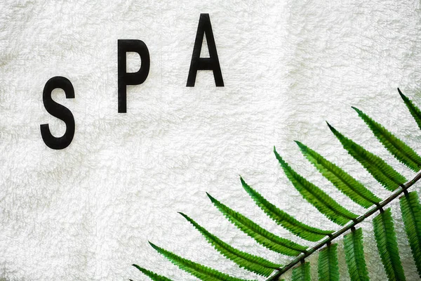 Du matériel de douche. Composition produits cosmétiques de traitement spa . — Photo