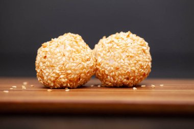 Koyu bir arka plan üzerinde lezzetli pirinç topları