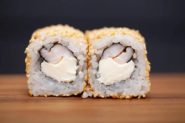 Sushi Jepang roll dengan salmon dan mentimun pada latar belakang gelap — Stok Foto