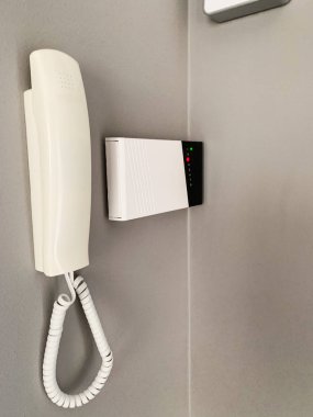 Intercom ve evde gri duvarda alarm
