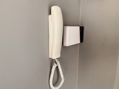 Intercom ve evde gri duvarda alarm