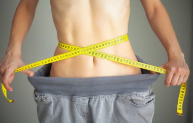 Diyet. Spor Giyimli Kadın Belini Ölçüyor. Diyet konsepti