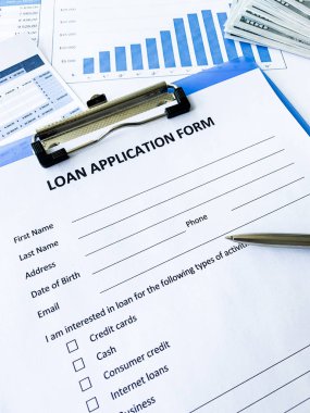 Tabloüzerinde grafik olan kredi başvuru formu belgesi