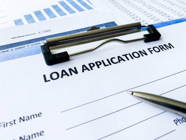 Tabloüzerinde grafik olan kredi başvuru formu belgesi