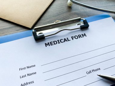 Doktor masasında hasta verileri ile tıbbi form