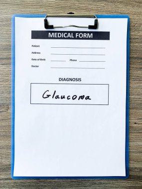 Tanı glogel doktor masasında tıbbi bir formda.