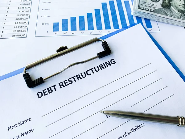 Documento de reestructuración de la deuda con gráfico sobre tabla . —  Fotos de Stock