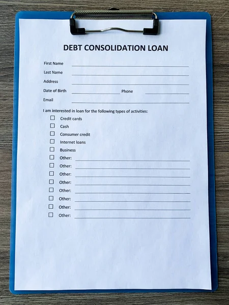 Кредитный документ по консолидации долга с графиком на столе . — стоковое фото