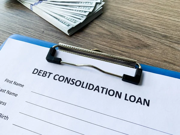 Кредитный документ по консолидации долга с графиком на столе . — стоковое фото