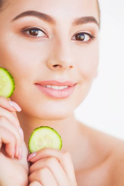 Gözleri salatalık ile güzel genç kadın.