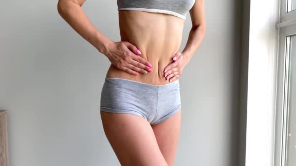 Menstruatiepijn. Vrouw lichaam gevoel buikpijn. Ziekte spasmen in het lichaam — Stockvideo