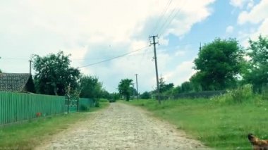 Kötü yol. Ülke yolda ön görünüm araba sürücü