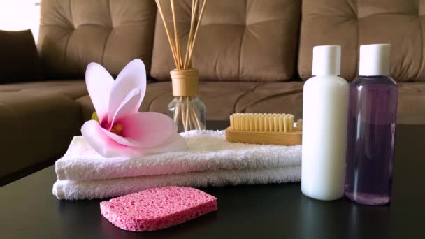 Suprimentos de banho. Composição produtos cosméticos de tratamento de spa . — Vídeo de Stock
