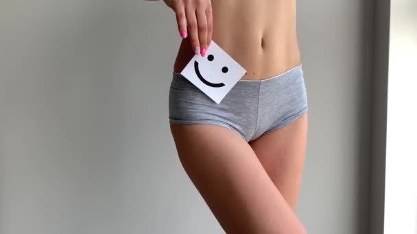 Salute delle donne. primo piano di donna sana con bella forma sottile corpo in mutandine bianche Holding White Card con felice faccia sorridente nelle mani. Salute dello stomaco e buoni concetti di digestione. Alta risoluzione — Video Stock