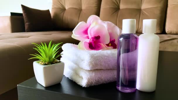 Artículos de ducha. Composición de productos cosméticos de tratamiento de spa . — Vídeo de stock