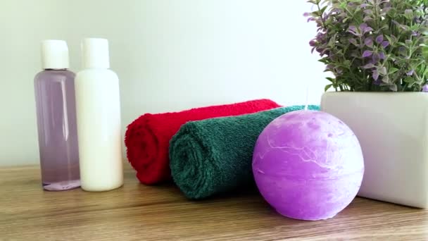 Duschvorräte. Zusammensetzung kosmetische Produkte der Kurbehandlung. — Stockvideo