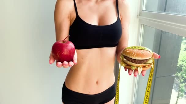 Dieet. Portret van een vrouw wil een hamburger te eten, maar een gelijmde mond, een begrip van dieet, ongezond voedsel, een wil in voeding — Stockvideo
