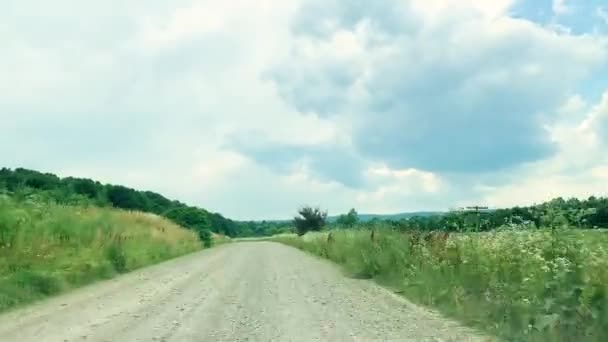 Brutta strada. Vista anteriore auto drive su strada di campagna — Video Stock