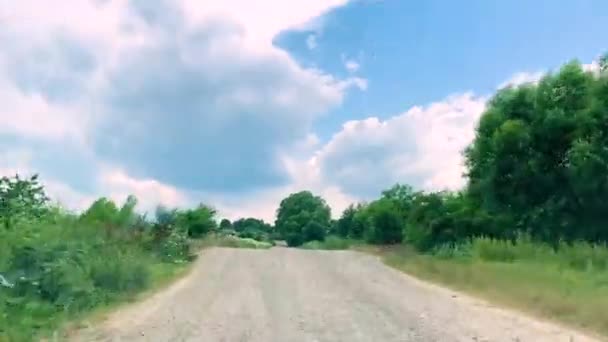 Mala carretera. Conducir coche vista frontal en la carretera del país — Vídeos de Stock