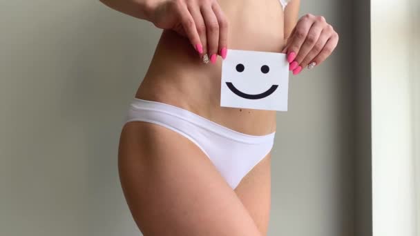 Salute delle donne. primo piano di donna sana con bella forma sottile corpo in mutandine bianche Holding White Card con felice faccia sorridente nelle mani. Salute dello stomaco e buoni concetti di digestione. Alta risoluzione — Video Stock