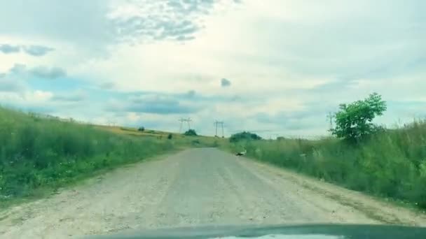 Zła droga. Widok z przodu samochodem na drodze wiejskiej — Wideo stockowe