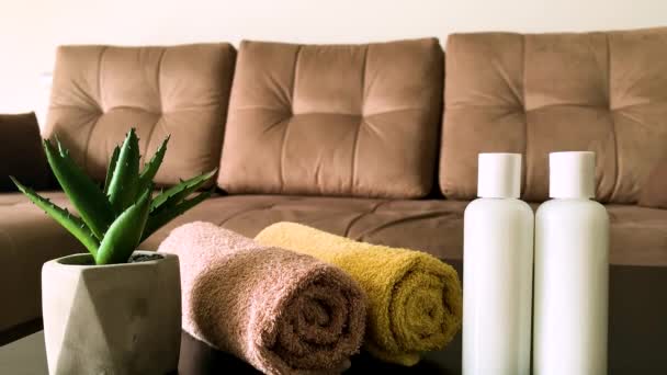 Schokoladenbad. Zusammensetzung braunes Handtuch im Hotelzimmer der Wellness-Behandlung. — Stockvideo