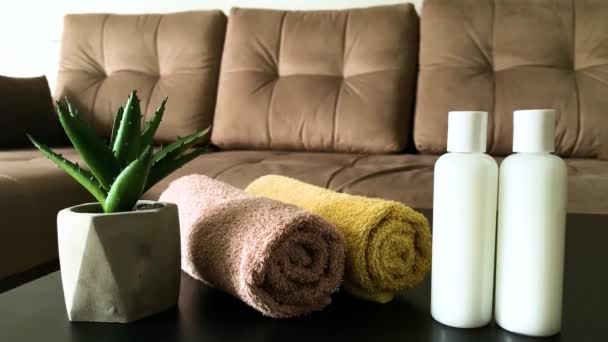 Artículos de ducha. Composición de productos cosméticos de tratamiento de spa . — Vídeos de Stock