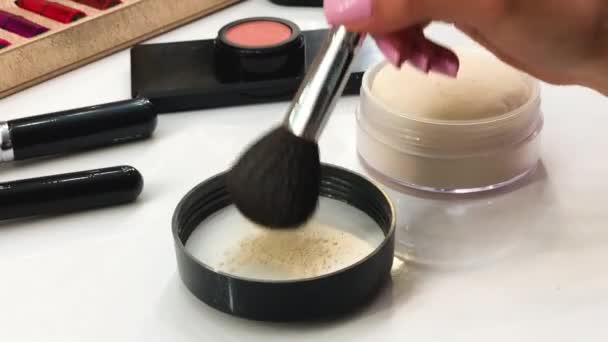 Schönheits- und Make-up-Konzept - Porträt einer schönen Frau, die sich professionell mit Pinsel schminkt — Stockvideo