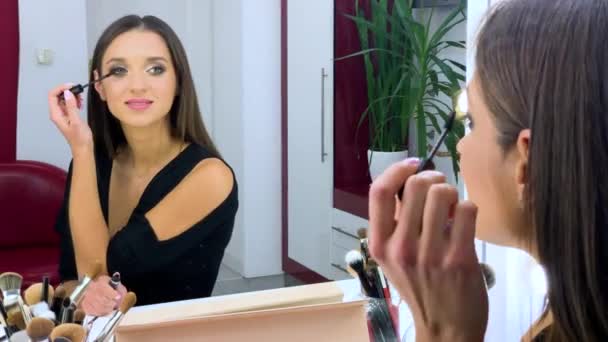 Skönhet och makeup koncept - närbild porträtt av vacker kvinna att få professionella make-up med borste — Stockvideo