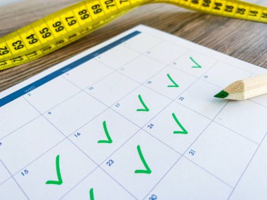 Diyet planı kavramı. Ahşap arka planda bant ve diyet planının ölçülmesi