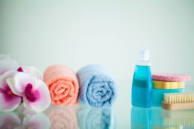 Banyo odası arka planda kopya alanı ile beyaz masa üzerinde renkli havlu