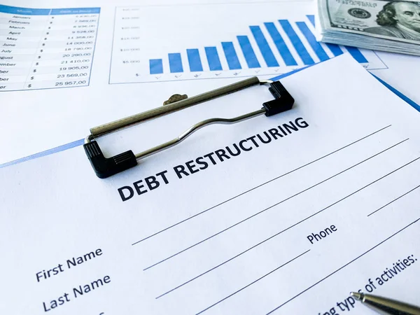 Documento de reestructuración de la deuda con gráfico sobre tabla . —  Fotos de Stock