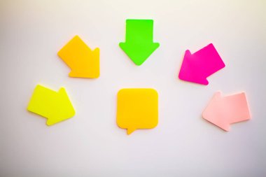 Beyaz duvarda renkli çıkartmalar. Metin için Boşluk Aç