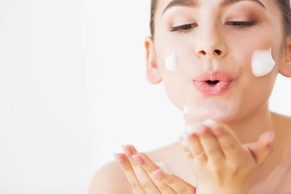 Cuidados com a beleza. Mulher com creme na pele facial — Fotografia de Stock