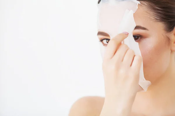 De zorg van de huid. Mooi meisje met blad masker op haar gezicht — Stockfoto