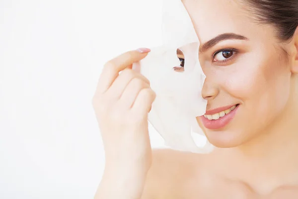 Soins de la peau. belle fille avec feuille masque sur son visage — Photo