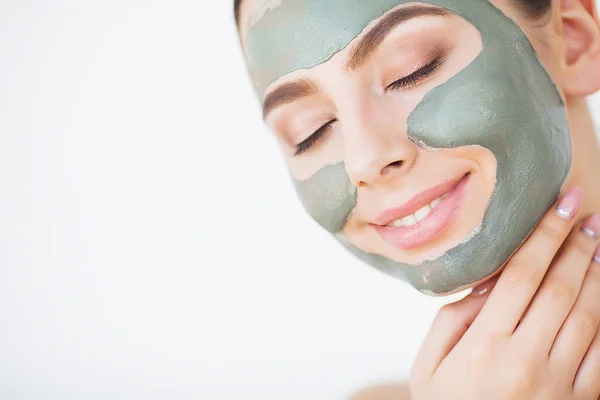 Cura della pelle. Giovane donna con argilla cosmetica maschera tenendo cetriolo al suo bagno — Foto Stock