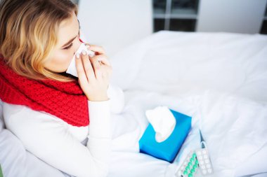 Grip ve hasta bir kadın. Kağıt mendil, kafa soğuk sorun kullanan hasta kadın